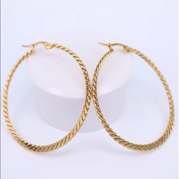 18K gold thin hoop earrings - Picture 3 of 4
